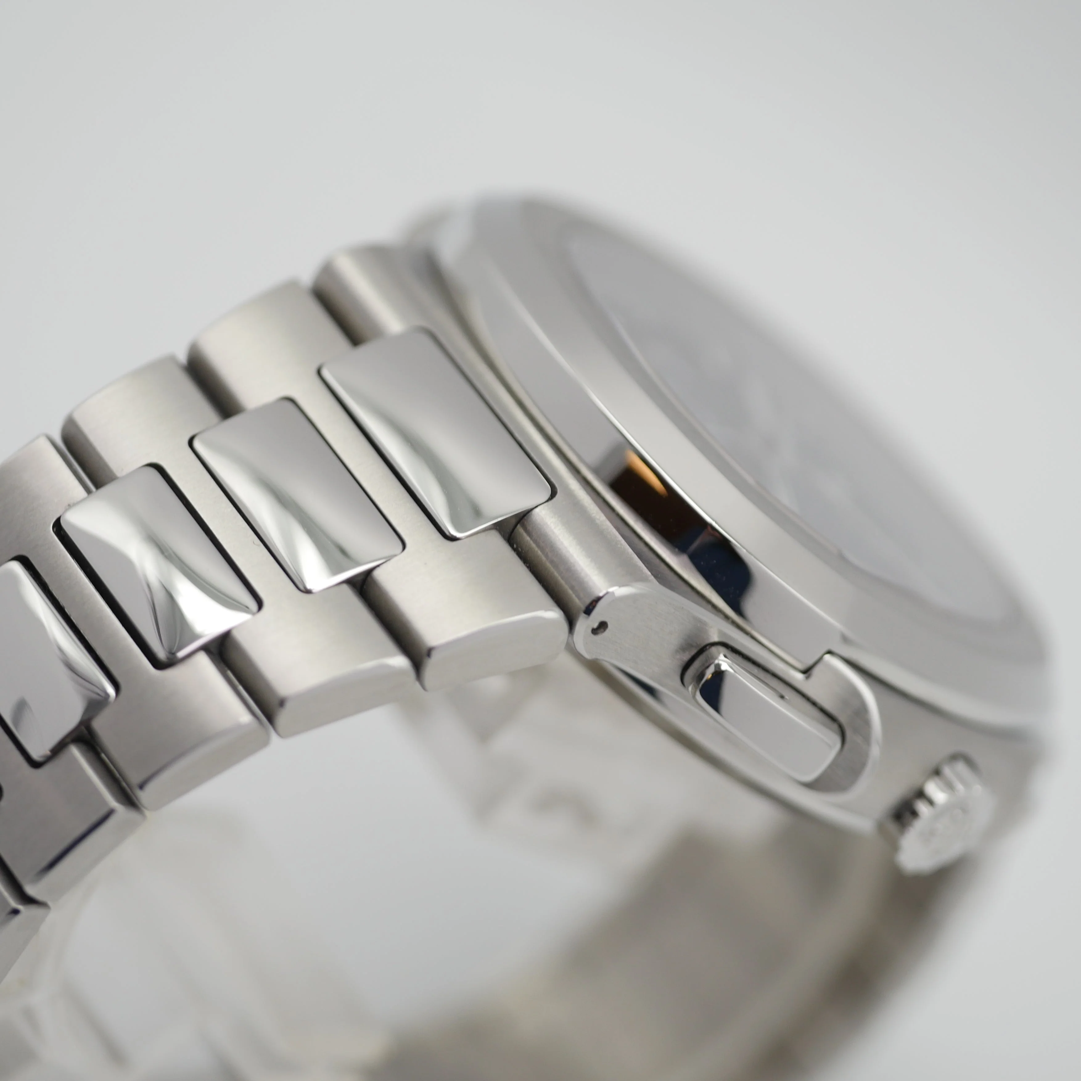 Patek Philippe Nautilus 5990/1A - 2016 - Image 9